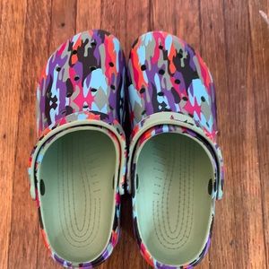 Platform rainbow camouflage Crocs